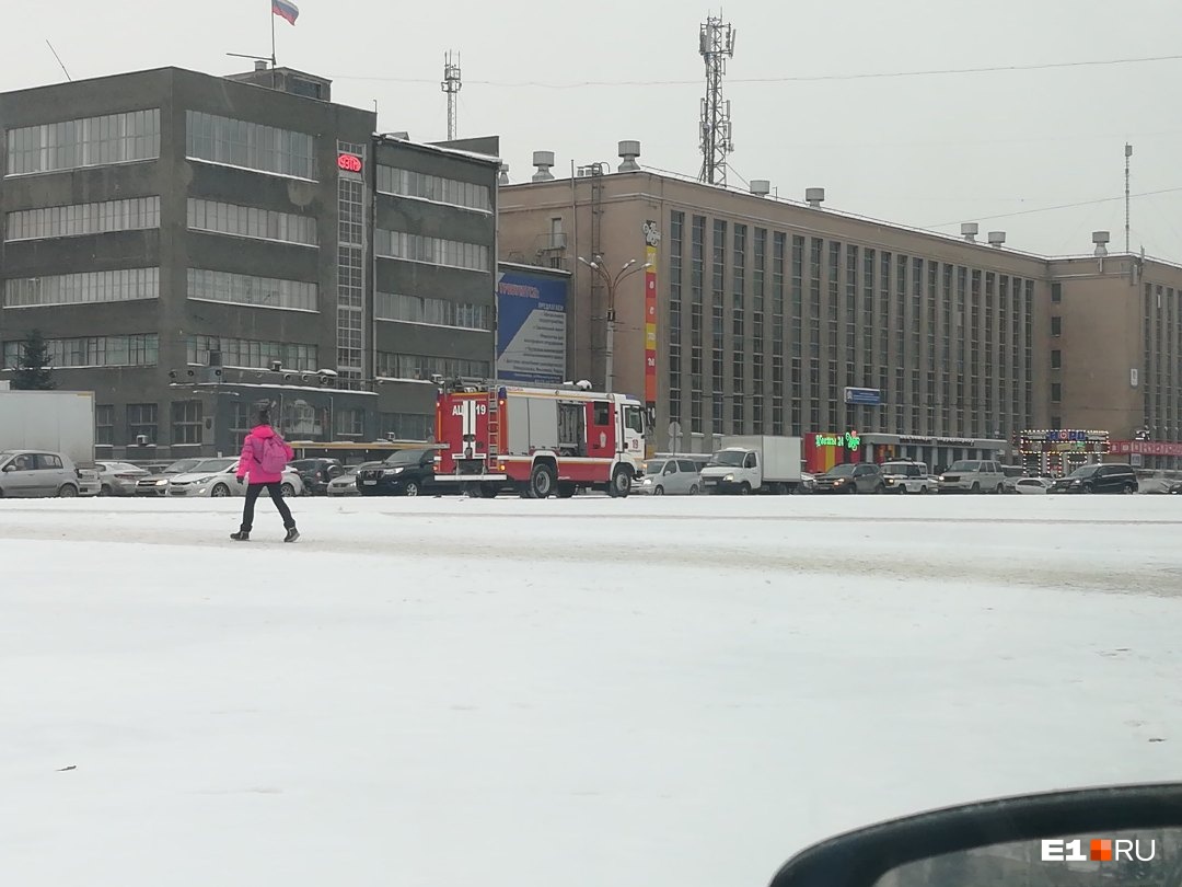 В Екатеринбурге эвакуируют людей из школ, больниц и офисных зданий: онлайн «минирования» города