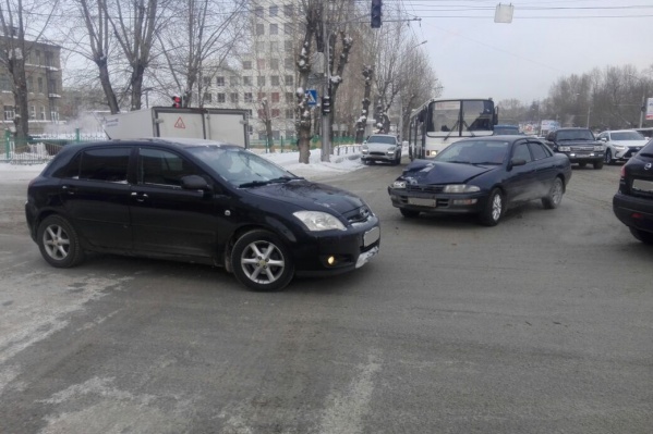 В аварию попали «Тойота» и ВАЗ В аварию попали «Тойота» и ВАЗ