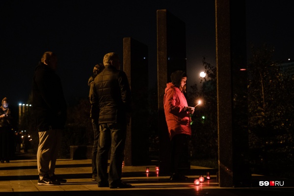 Люди приходят на место падения самолета, чтобы вспомнить погибших близких Люди приходят на место падения самолета, чтобы вспомнить погибших близких