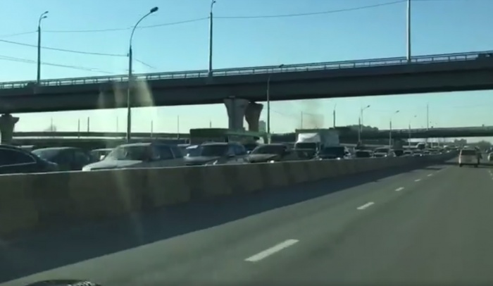 Пробка, которая растянулась на улице Большевистская Пробка, которая растянулась на улице Большевистская