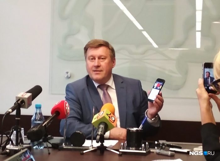 Мэр Новосибирска Анатолий Локоть показал журналистам приложение «ЭтоНово» перед Днём города Мэр Новосибирска Анатолий Локоть показал журналистам приложение «ЭтоНово» перед Днём города