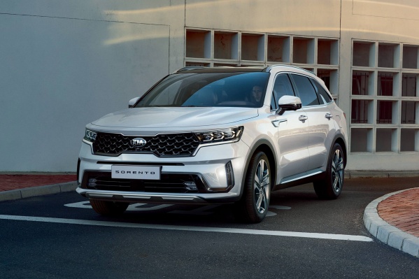 Теперь у KIA Sorento есть не только решётка радиатора в виде «носа тигра», но и фары — «тигриные глаза» Теперь у KIA Sorento есть не только решётка радиатора в виде «носа тигра», но и фары — «тигриные глаза»