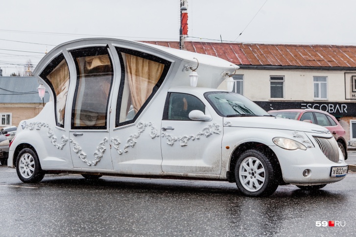 Карета была сделана из обычного Chrysler PT Cruiser в 2013 году Карета была сделана из обычного Chrysler PT Cruiser в 2013 году