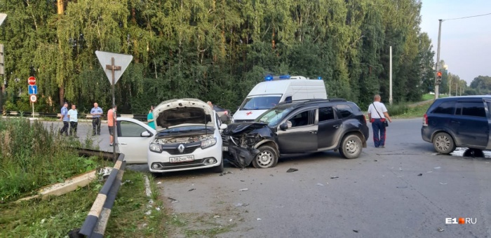 В аварии участвовали два Renault и Opel В аварии участвовали два Renault и Opel