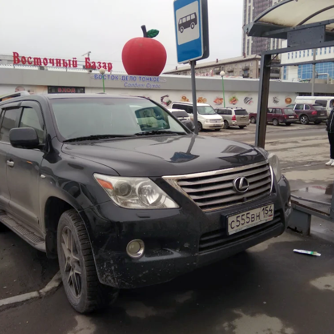 «Я паркуюсь как чудак»: Lexus 555 — прочь с остановки