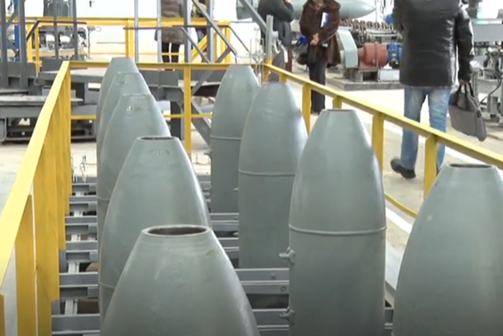 Комплекс по снаряжению боеприпасов калибра 500 кг — полностью автоматизирован. Рабочие в опасных зонах не находятся Комплекс по снаряжению боеприпасов калибра 500 кг — полностью автоматизирован. Рабочие в опасных зонах не находятся