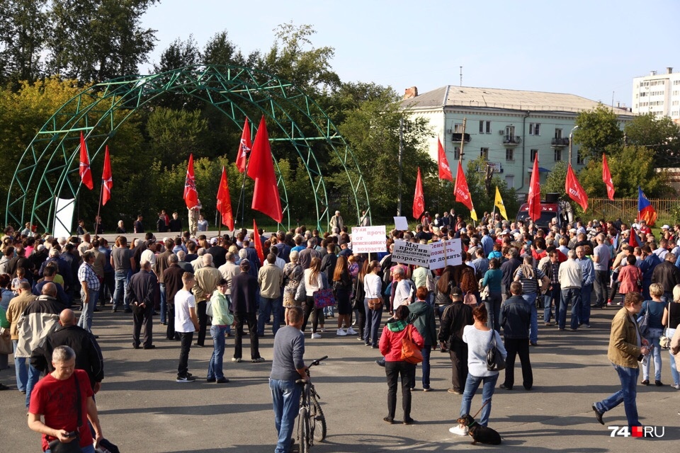 В сквере около ДК «Колющенко» собралось около шестисот человек В сквере около ДК «Колющенко» собралось около шестисот человек
