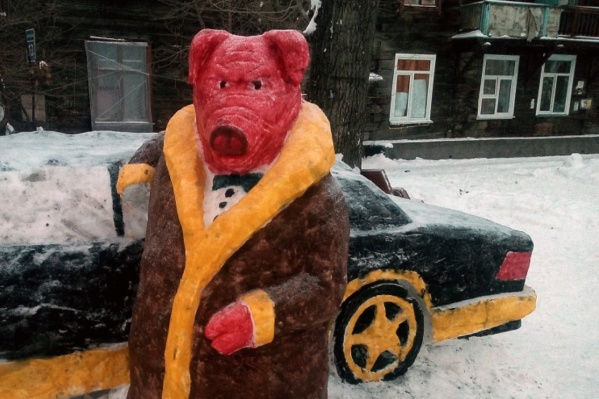 Хряк и «Мерседес» эффектно смотрятся на фоне деревянных бараков Хряк и «Мерседес» эффектно смотрятся на фоне деревянных бараков