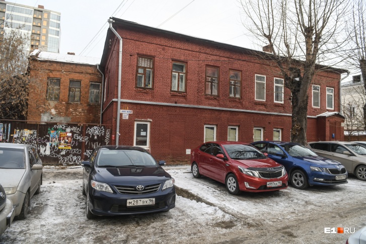 С виду дом непримечательный, но он один из самых старых в Екатеринбурге и с богатой историей
