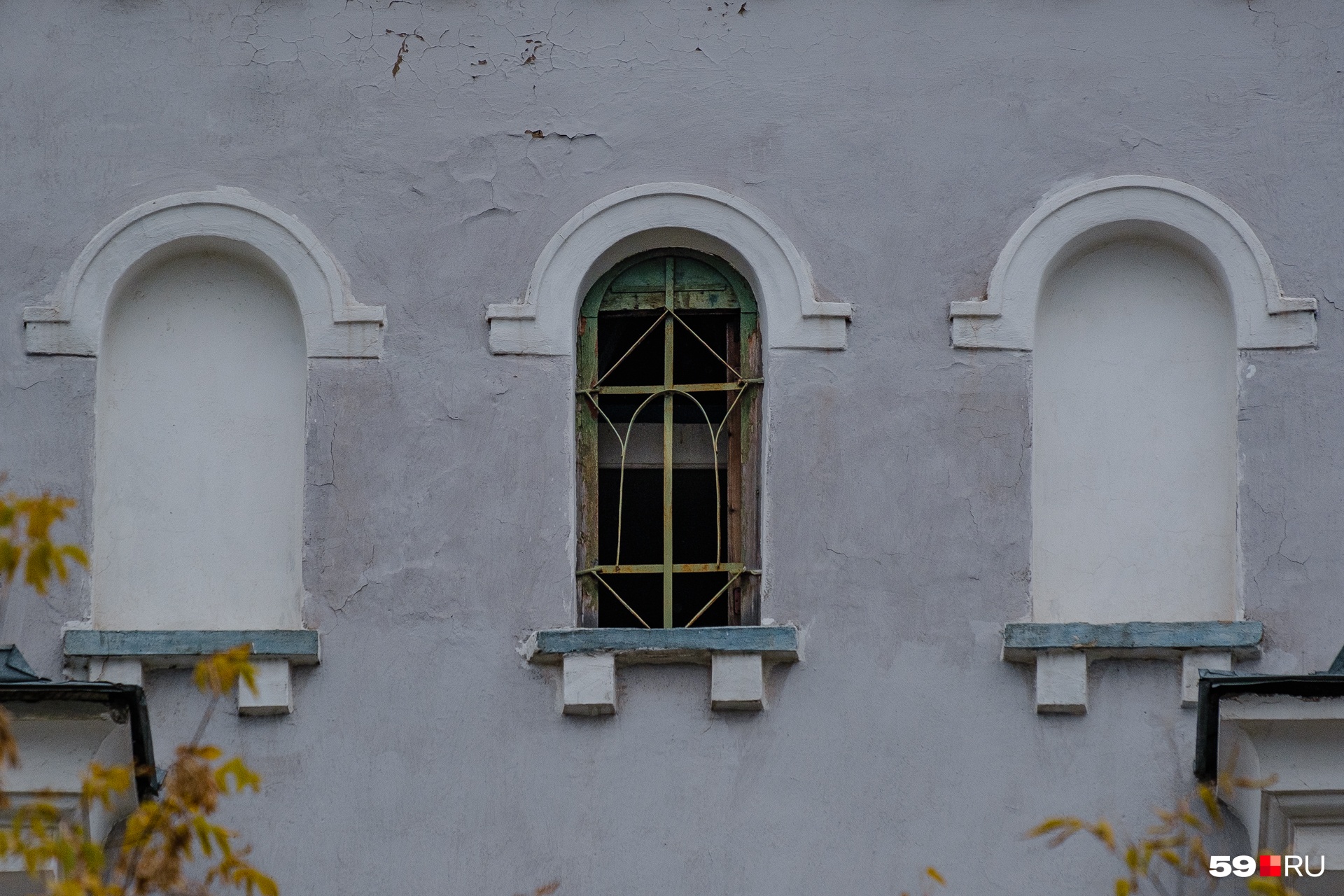 Арочные окна на центральном фасаде