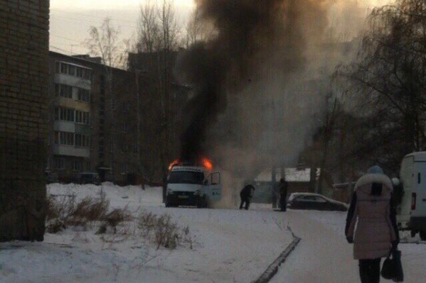 Из автомобиля вырывалось открытое пламя Из автомобиля вырывалось открытое пламя