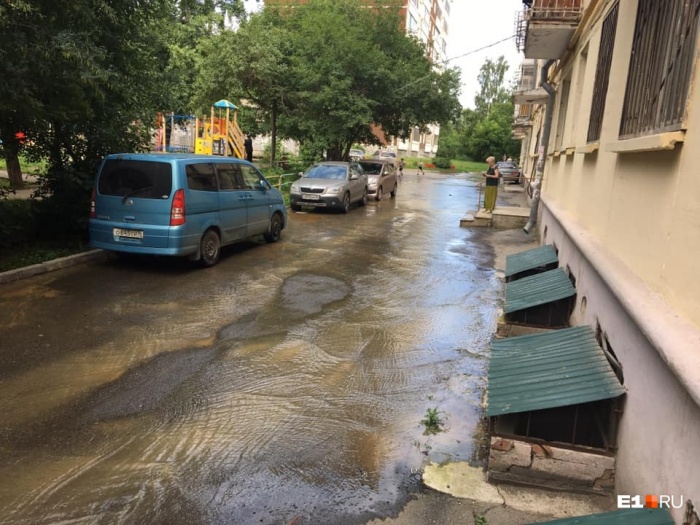 Люди не могли выйти из своих подъездов Люди не могли выйти из своих подъездов