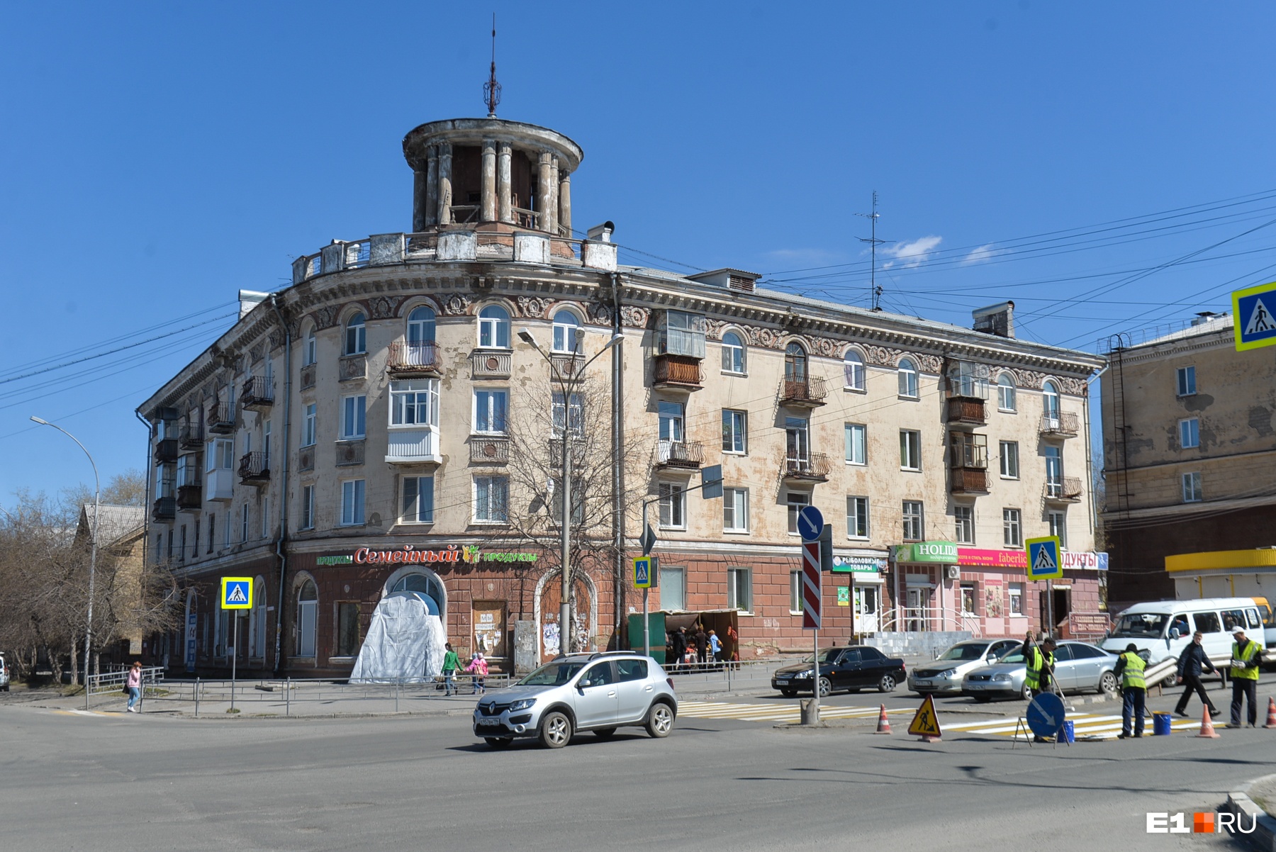 Здание с башенкой в центре Нижнего Тагила Здание с башенкой в центре Нижнего Тагила