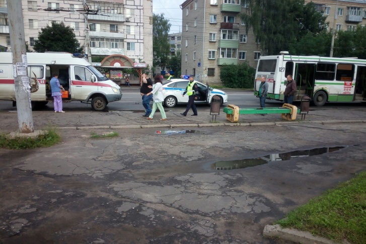 Медики оказали мужчине помощь Медики оказали мужчине помощь