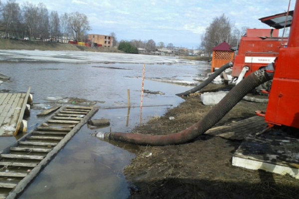 Пожарные помогли откачать талую воду с улицы Пожарные помогли откачать талую воду с улицы