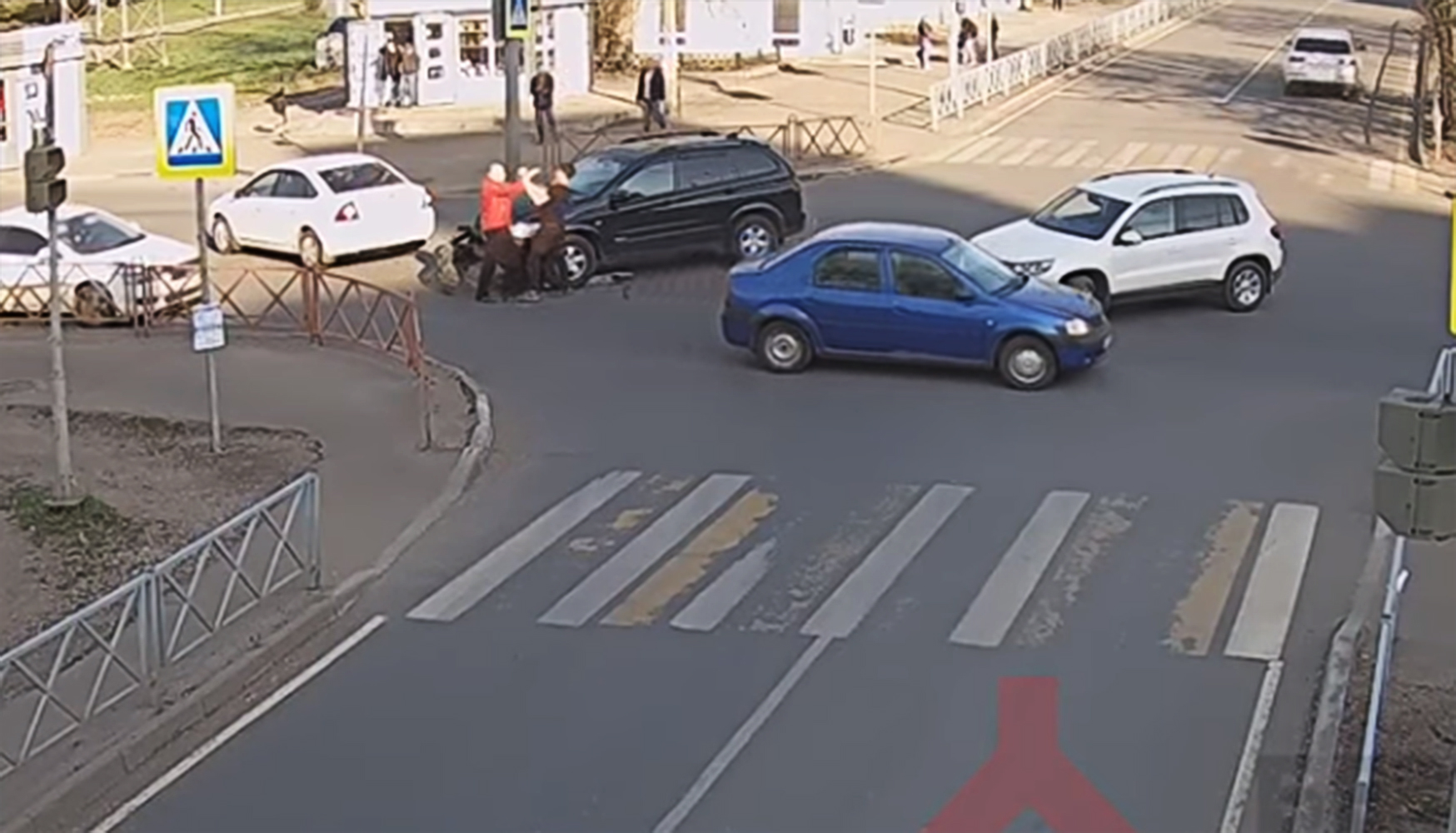 В Ярославле попавшие в ДТП водители устроили разборки на дороге: видео