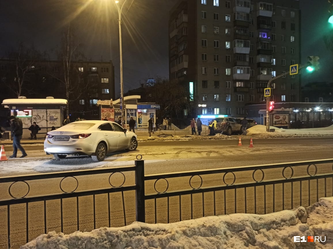 По словам очевидцев, водитель Mazda выехал с заправки и стал перестраиваться в левый ряд, где в это время ехал Nissan По словам очевидцев, водитель Mazda выехал с заправки и стал перестраиваться в левый ряд, где в это время ехал Nissan