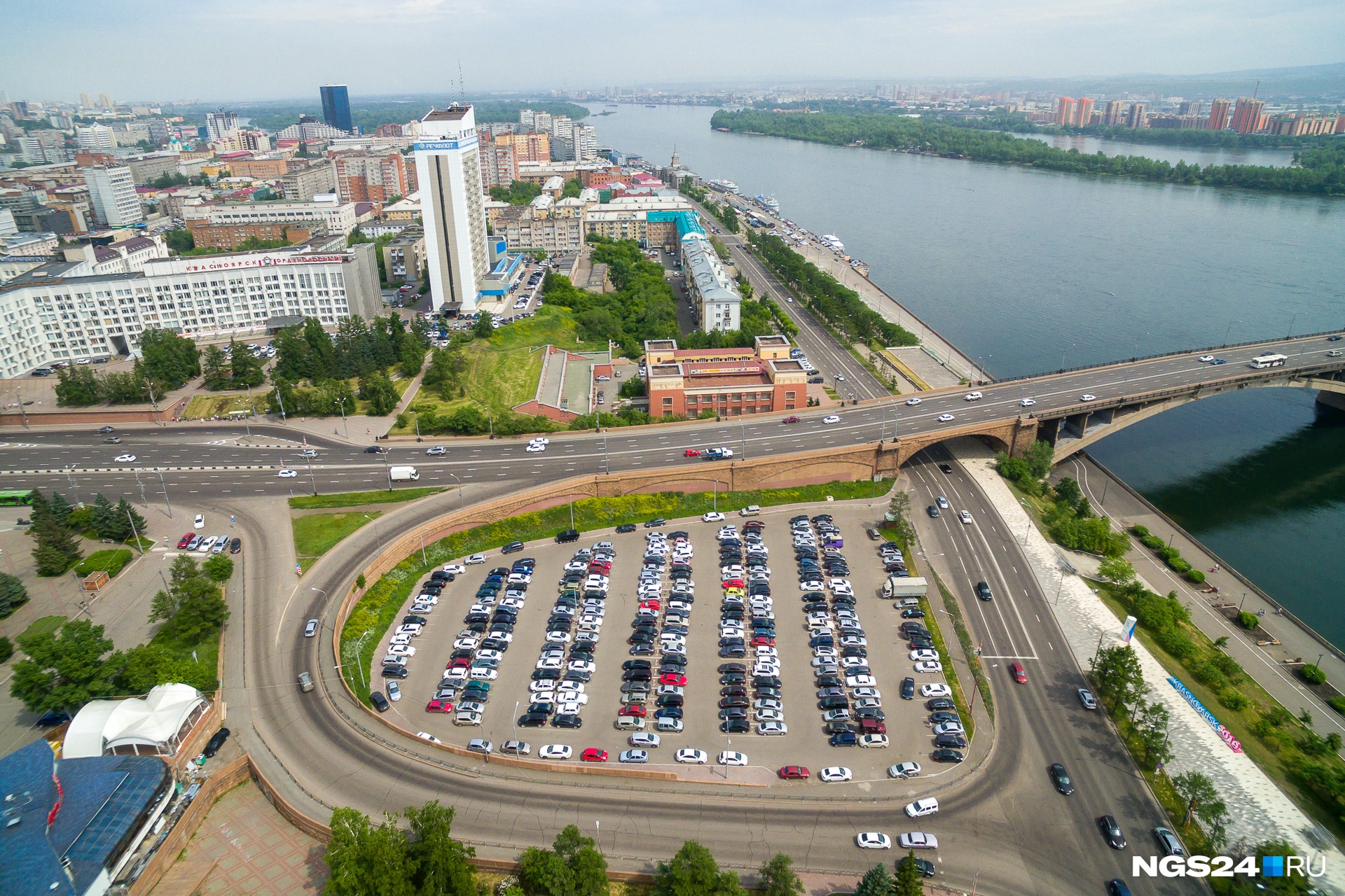 Красноярский население. Население города Красноярск. Красноярск население. Красноярск Коголенок. Автостоянка возле коммунального моста фото.