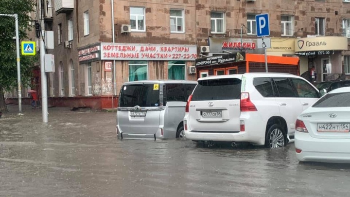 Топит второй день подряд: в Новосибирске снова пошёл сильный дождь