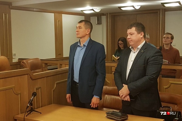 Анатолий (слева) отказался высказаться в зале суда, передав слово своему адвокату Анатолий (слева) отказался высказаться в зале суда, передав слово своему адвокату