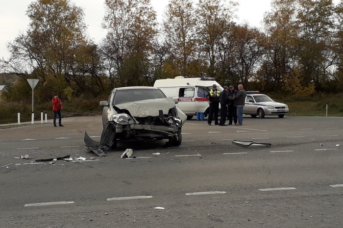 Одна из иномарок серьезно пострадала Одна из иномарок серьезно пострадала