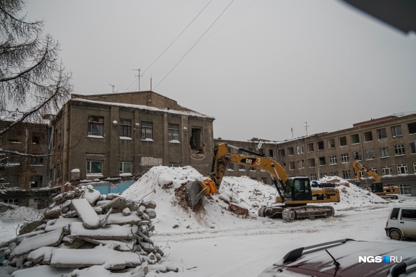 Разбирать здание на Красном проспекте начали на новогодних каникулах Разбирать здание на Красном проспекте начали на новогодних каникулах