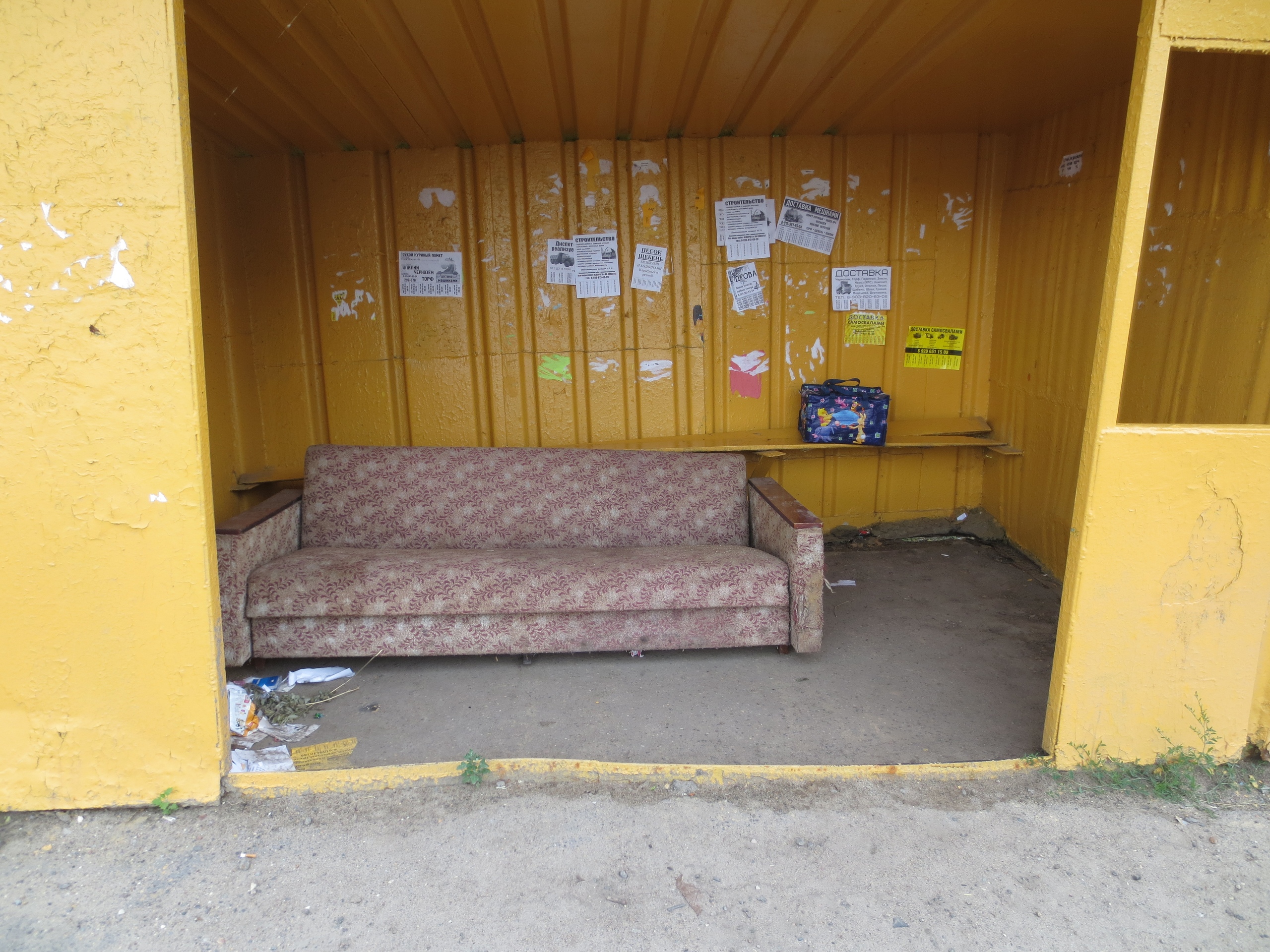 «Телевизор надо»: в Рыбинске на остановке поставили диван
