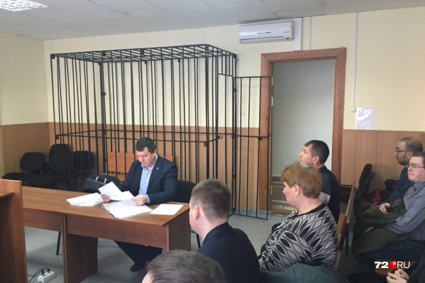 Анатолий Менский сел на первый ряд у двери рядом с родственниками погибшего водителя микроавтобуса «Соболь» Анатолий Менский сел на первый ряд у двери рядом с родственниками погибшего водителя микроавтобуса «Соболь»