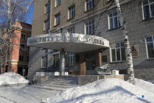 В мошенничестве подозревают директора института, его заместителя и ещё одного сотрудника В мошенничестве подозревают директора института, его заместителя и ещё одного сотрудника