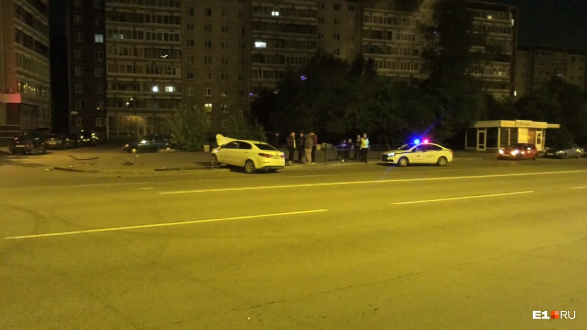 На ЖБИ женщина на KIA снесла ограждение, но отказалась признавать, что была за рулем