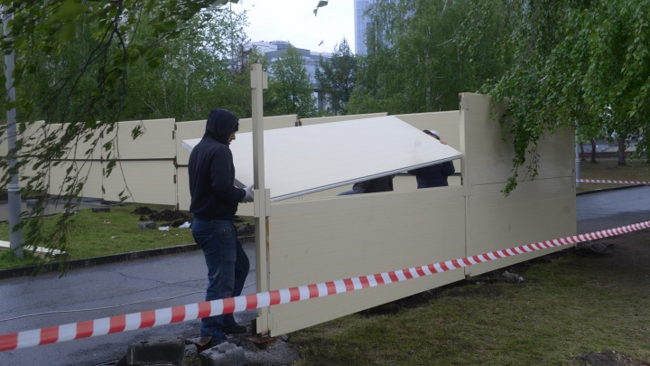 В Екатеринбурге снесли забор, который поставили для стройки храма на месте сквера