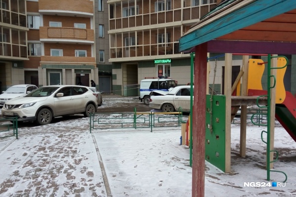Полиция оцепила подъезд сигнальной лентой Полиция оцепила подъезд сигнальной лентой