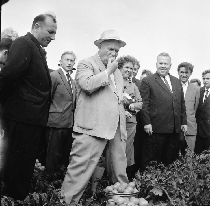 Никита Хрущёв в Сталинграде в 1958 году Никита Хрущёв в Сталинграде в 1958 году