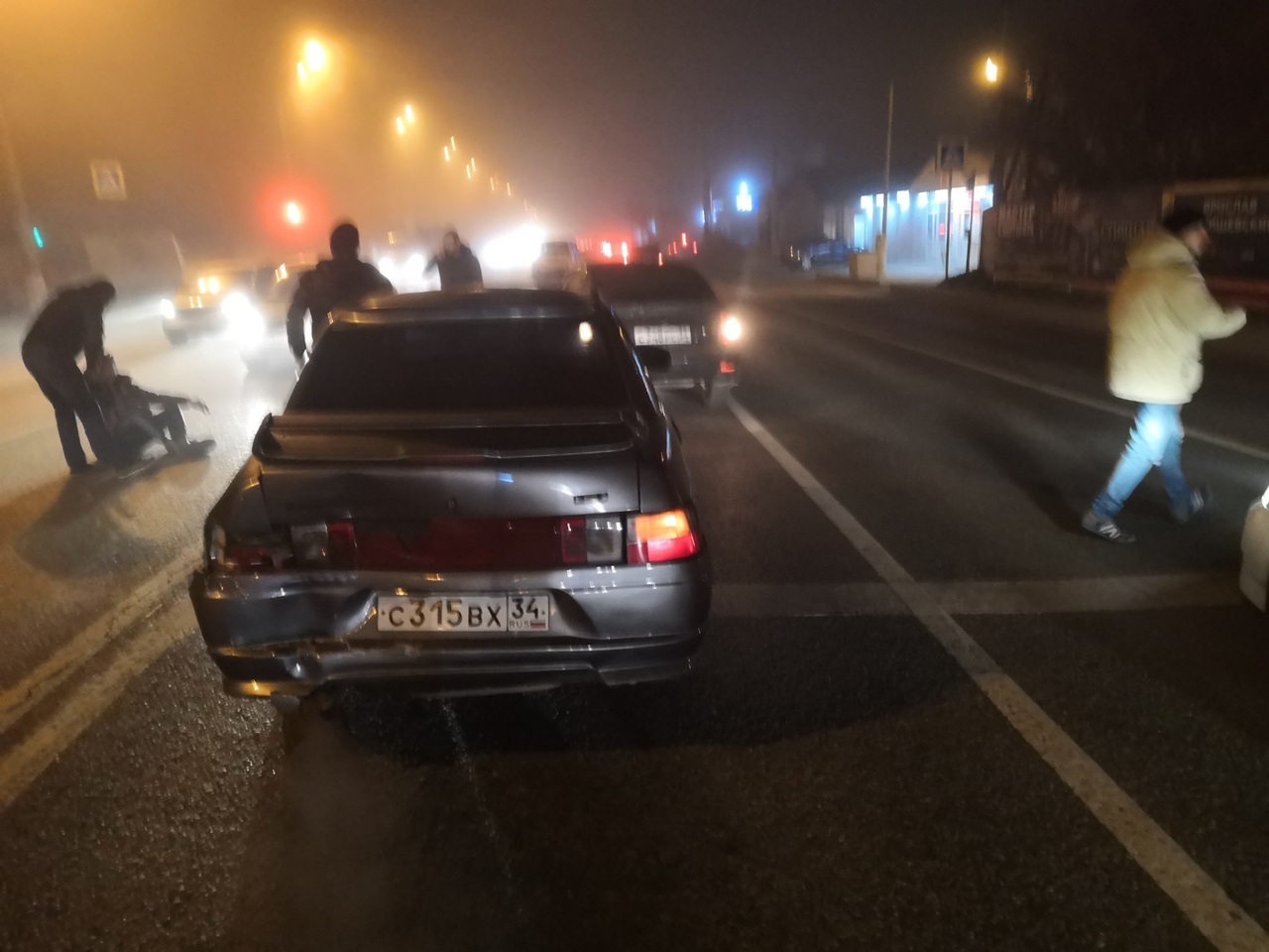 Гнал по встречке: на Второй Продольной Волгограда после ДТП вспыхнула машина такси