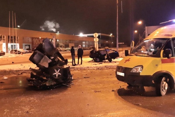 Отечественное авто от удара о столб разорвало на две части. Водитель в больнице, пассажирка погибла Отечественное авто от удара о столб разорвало на две части. Водитель в больнице, пассажирка погибла