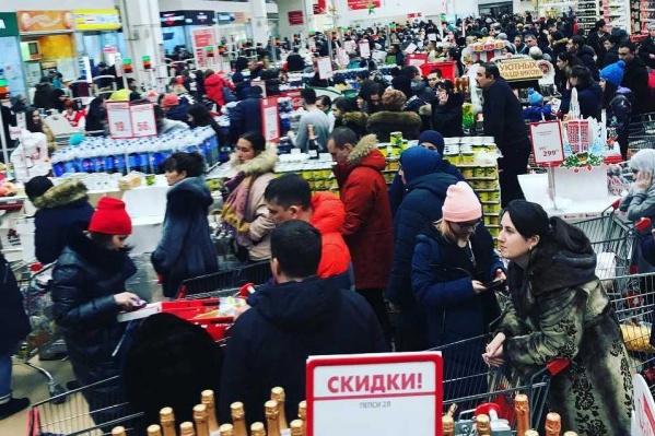 В канун Нового года все кинулись за покупками В канун Нового года все кинулись за покупками