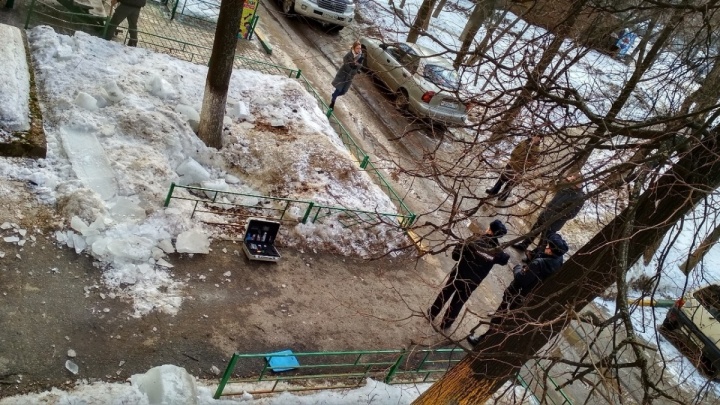 Арестован глава ООО «Нахимовский». Эта компания чистила крышу дома, с которой лед упал на коляску