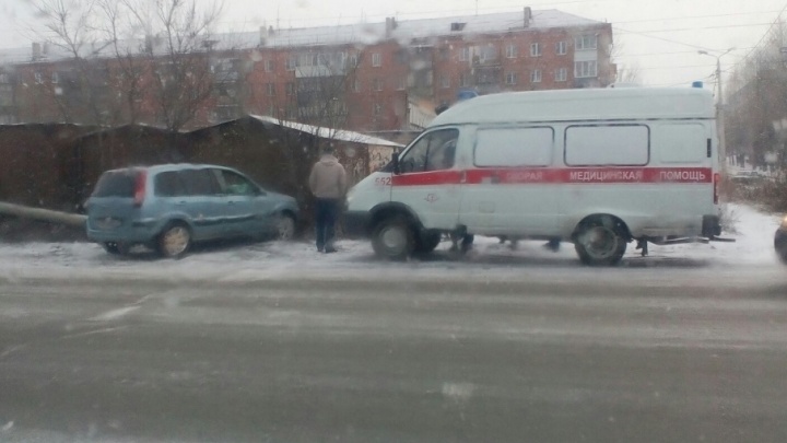 Снег и лёд: понедельничное утро в Челябинске омрачили аварии на скользких дорогах