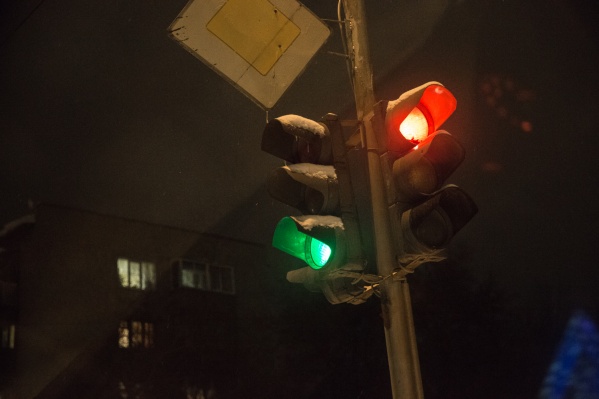 По словам очевидцев, перебои в работе светофора наблюдаются уже несколько дней По словам очевидцев, перебои в работе светофора наблюдаются уже несколько дней