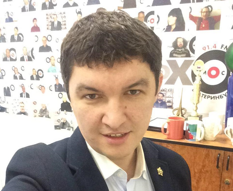 Правозащитник, занимающийся разбором громких ДТП, предполагает, что, скорее всего, бизнесмен уснул за рулем внедорожника и поэтому не заметил трактор Глухарева Правозащитник, занимающийся разбором громких ДТП, предполагает, что, скорее всего, бизнесмен уснул за рулем внедорожника и поэтому не заметил трактор Глухарева 