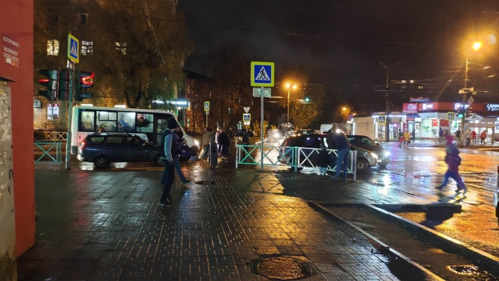 В Ярославле на перекрестке столкнулись три легковушки и маршрутка: где сейчас трудно проехать