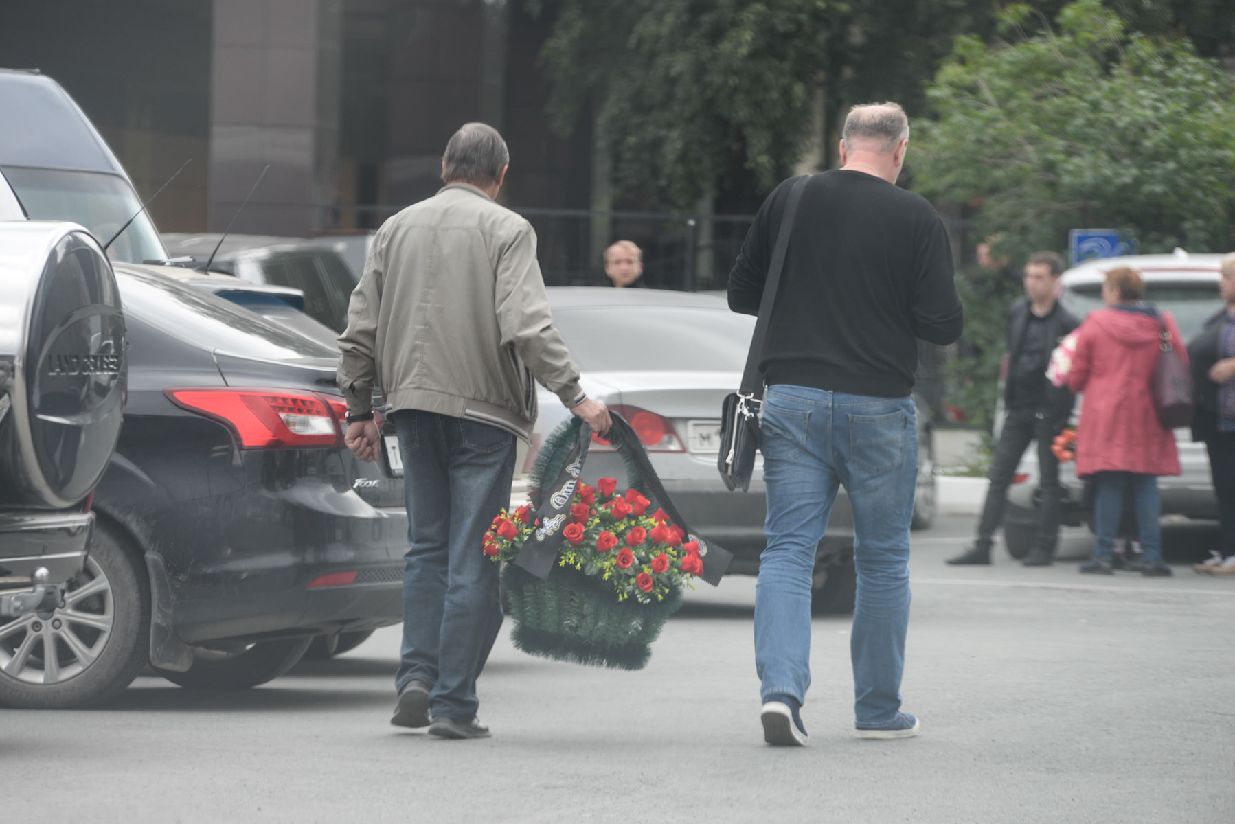 У гроба девушки было много цветов У гроба девушки было много цветов