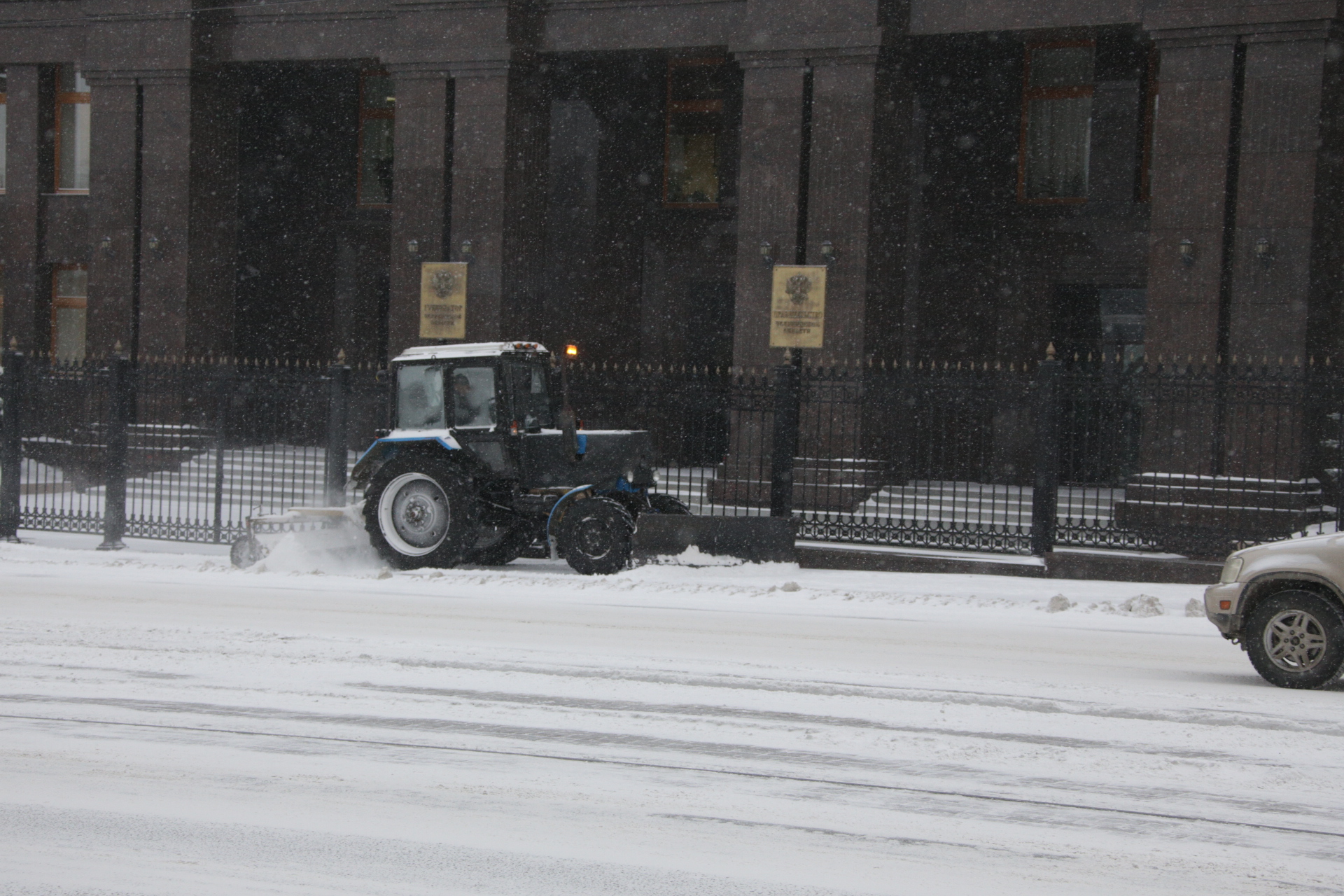 Пробки 9 баллов и уборка снега на дорогах: Челябинск накрыла сильная метель
