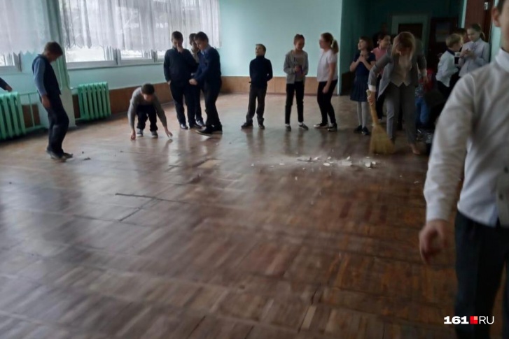Школьники успели сфотографировать на телефон часть обломков, другую часть уже успели оперативно замести Школьники успели сфотографировать на телефон часть обломков, другую часть уже успели оперативно замести