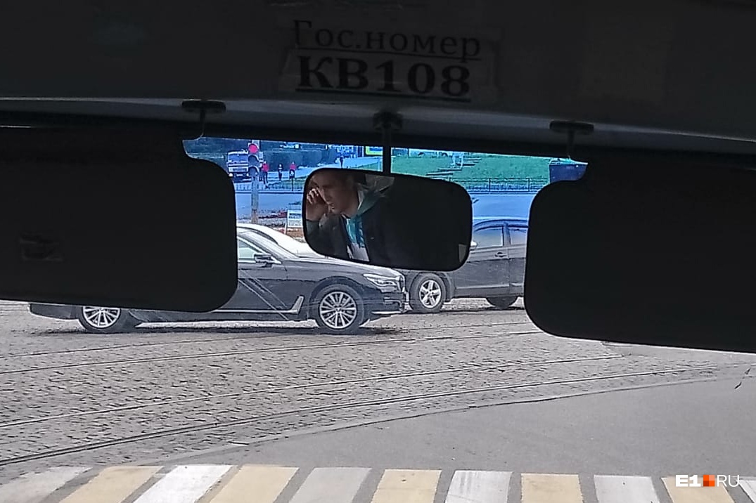 Азамату поступил очень важный звонок. Не отвлекайте Азамата Азамату поступил очень важный звонок. Не отвлекайте Азамата