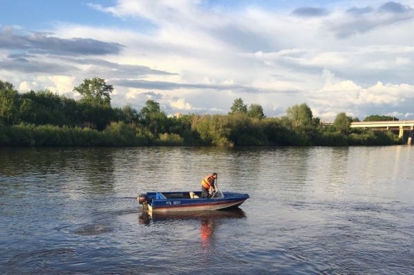 По предварительным данным, мальчик споткнулся и упал в воду. Его тело удалось найти только спустя 4 часа По предварительным данным, мальчик споткнулся и упал в воду. Его тело удалось найти только спустя 4 часа