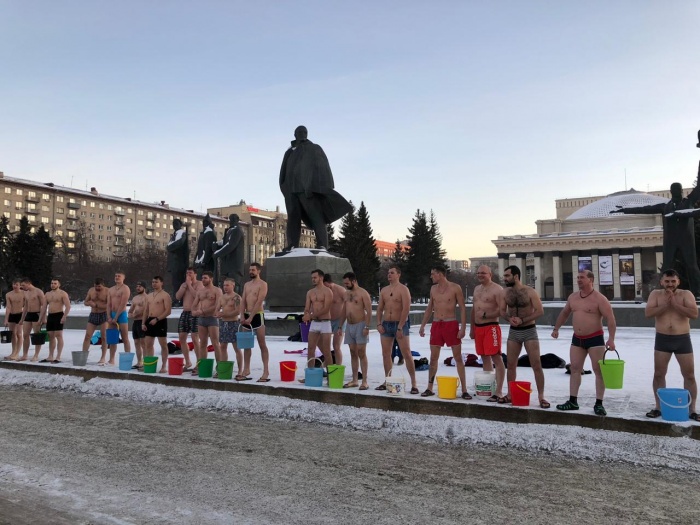 В сегодняшнем флешмобе закаливания участвовали только мужчины В сегодняшнем флешмобе закаливания участвовали только мужчины