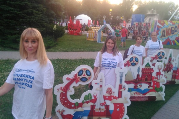 Участники акции ходили по центральным улицам в специальных майках Участники акции ходили по центральным улицам в специальных майках
