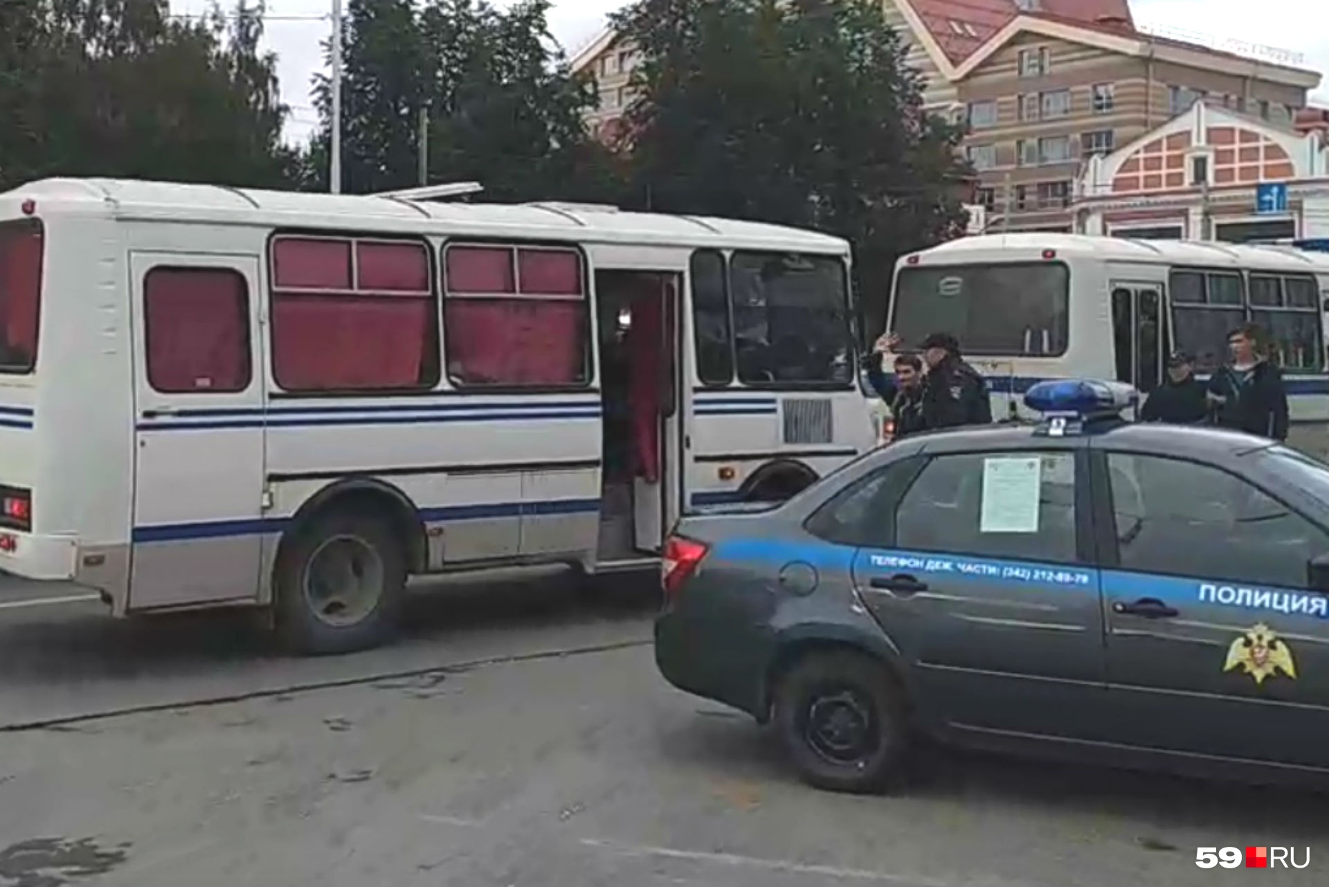 Момент задержания Владислава Аскариди. Видно, что он спокойно идет к автобусу, машет рукой коллегам Момент задержания Владислава Аскариди. Видно, что он спокойно идет к автобусу, машет рукой коллегам