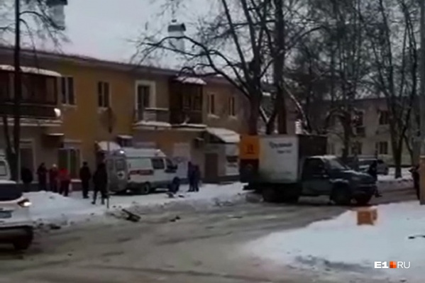 Скорая помощь все еще работает на месте аварии Скорая помощь все еще работает на месте аварии